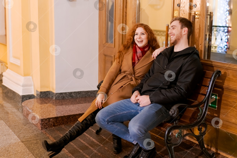 Скачать Мужчина и женщина сидят на скамейке фотосток Ozero