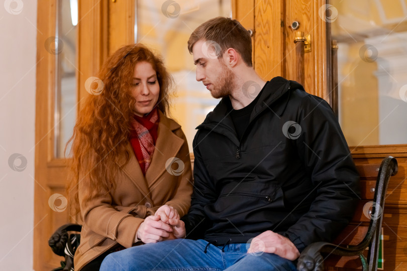 Скачать Мужчина и женщина сидят на скамейке фотосток Ozero