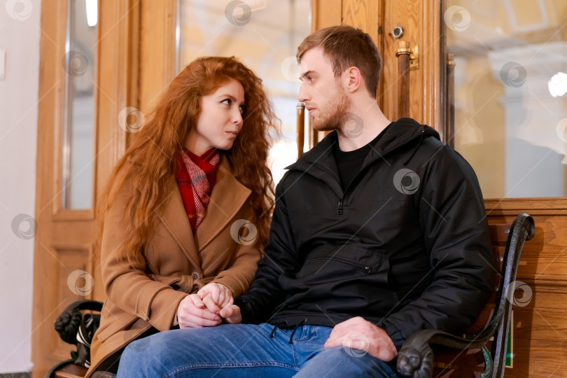 Скачать Мужчина и женщина сидят на скамейке фотосток Ozero
