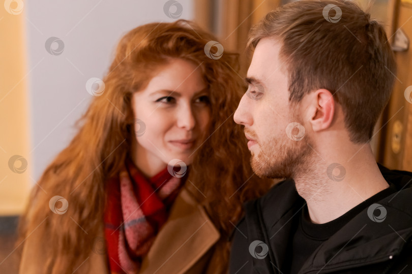 Скачать Мужчина и женщина сидят рядом друг с другом фотосток Ozero