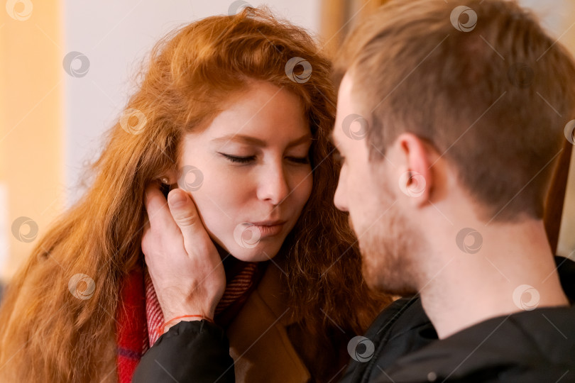 Скачать Мужчина и женщина обнимаются фотосток Ozero