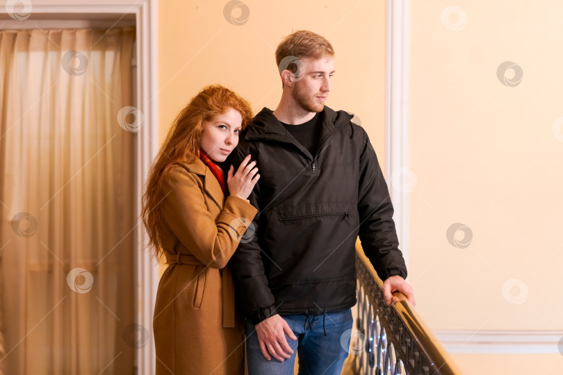 Скачать Мужчина и женщина стоят рядом друг с другом фотосток Ozero