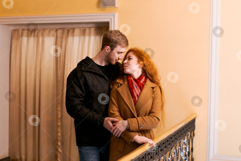 Скачать Мужчина и женщина обнимают друг друга фотосток Ozero