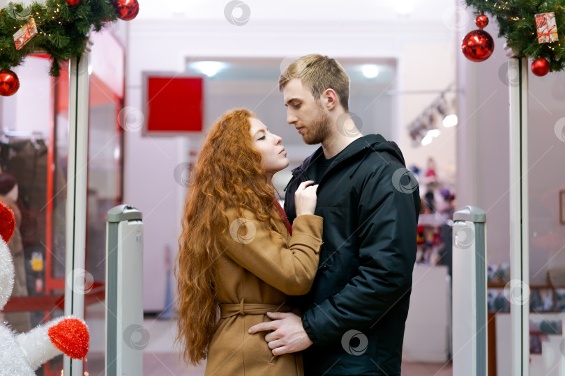 Скачать Мужчина и женщина обнимаются в магазине фотосток Ozero