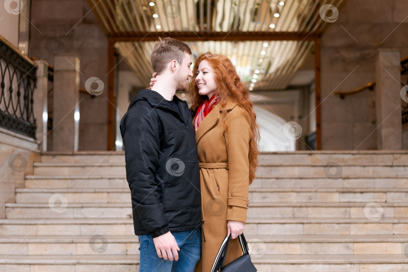 Скачать Мужчина и женщина стоят на лестнице фотосток Ozero