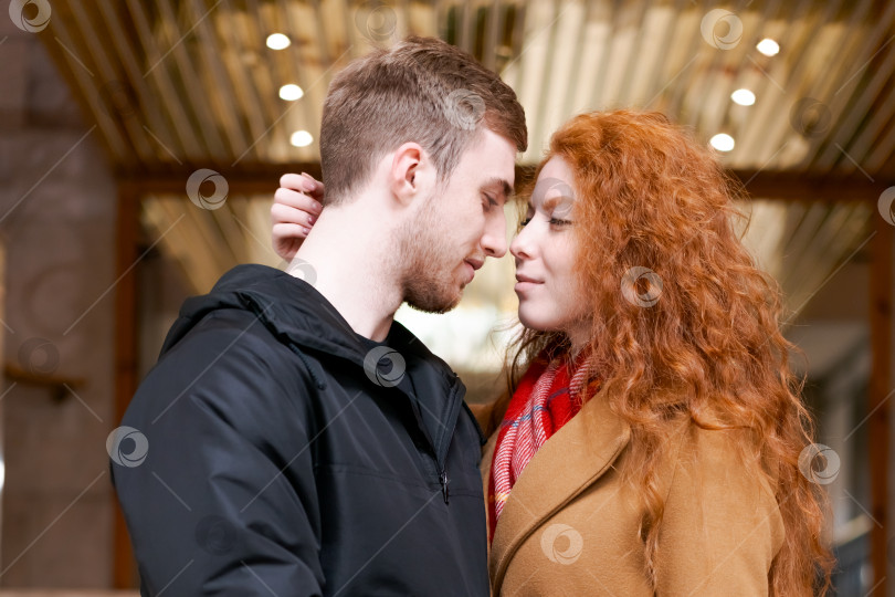 Скачать Мужчина и женщина обнимают друг друга фотосток Ozero