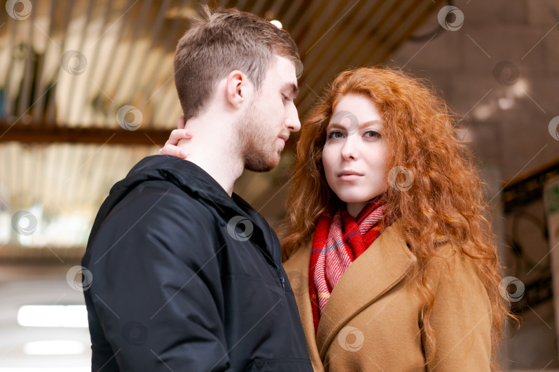 Скачать Мужчина и женщина стоят рядом друг с другом фотосток Ozero