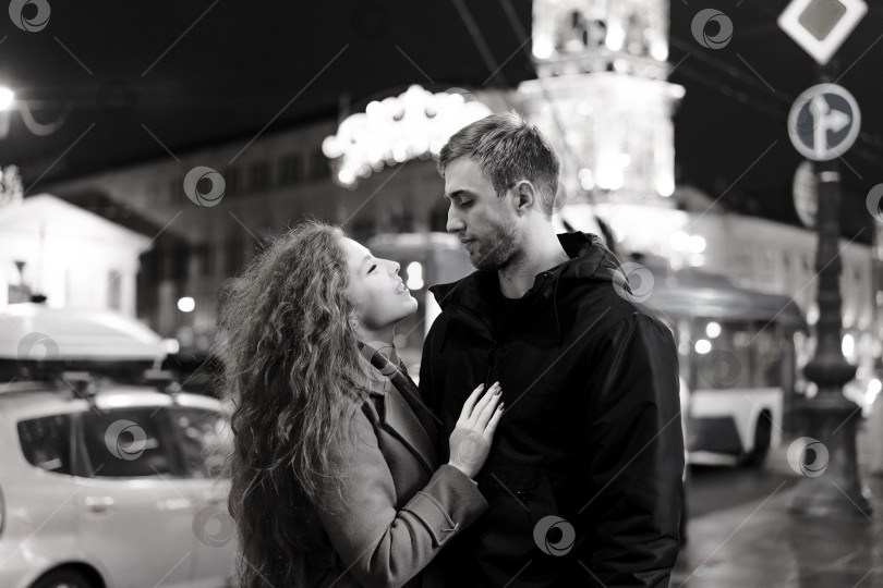 Скачать Мужчина и женщина стоят на улице фотосток Ozero