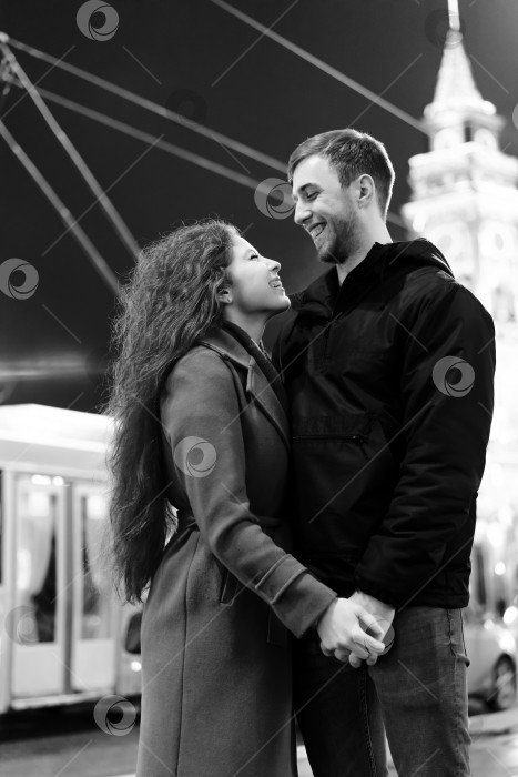 Скачать Мужчина и женщина держатся за руки и улыбаются фотосток Ozero