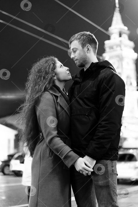 Скачать Мужчина и женщина держатся за руки фотосток Ozero