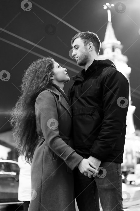 Скачать Мужчина и женщина стоят вместе фотосток Ozero