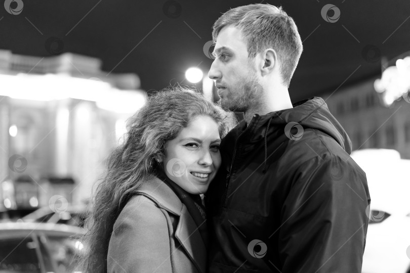 Скачать Мужчина и женщина стоят близко друг к другу фотосток Ozero