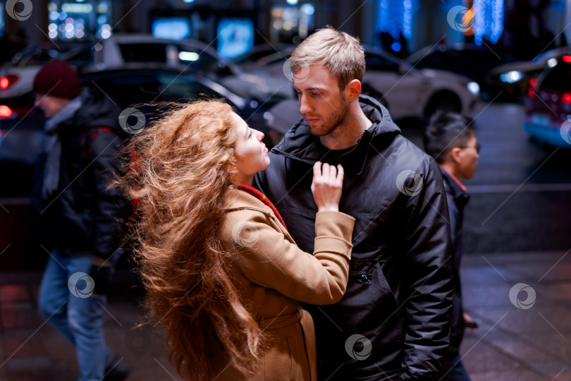 Скачать Мужчина и женщина стоят на улице фотосток Ozero