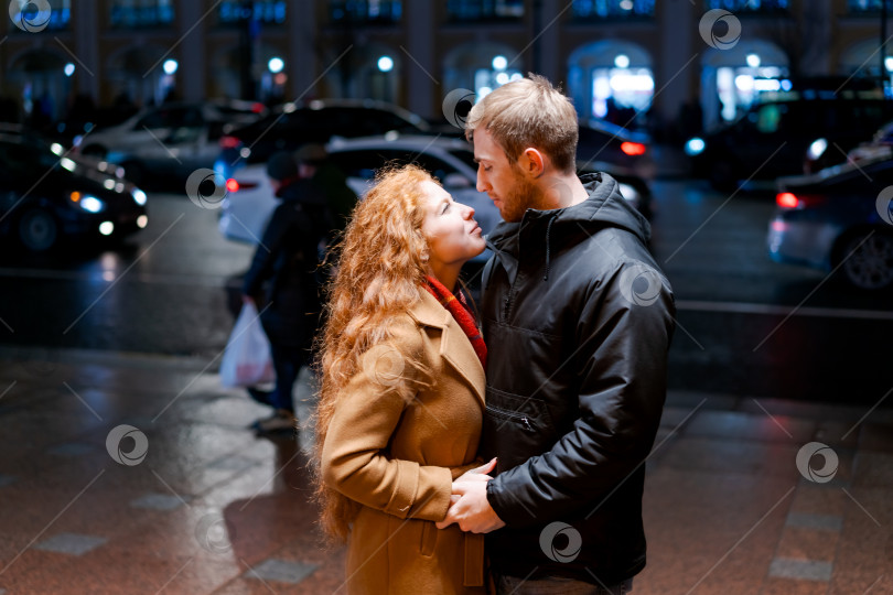 Скачать Мужчина и женщина стоят под дождем фотосток Ozero