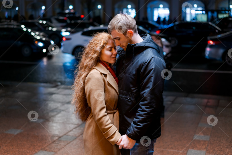 Скачать Мужчина и женщина обнимают друг друга на тротуаре фотосток Ozero