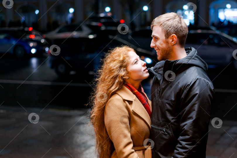 Скачать Мужчина и женщина стоят на улице фотосток Ozero