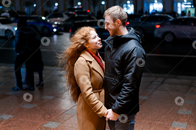 Скачать Мужчина и женщина стоят на тротуаре фотосток Ozero