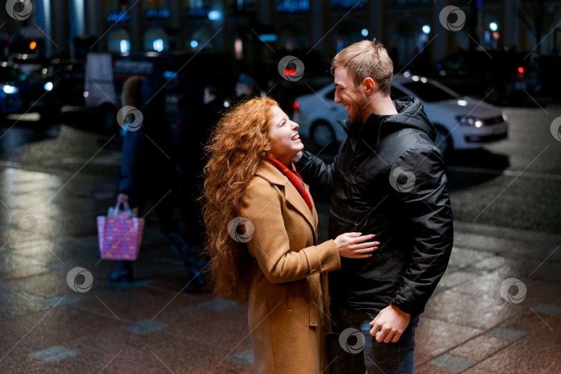 Скачать Мужчина и женщина стоят на улице фотосток Ozero