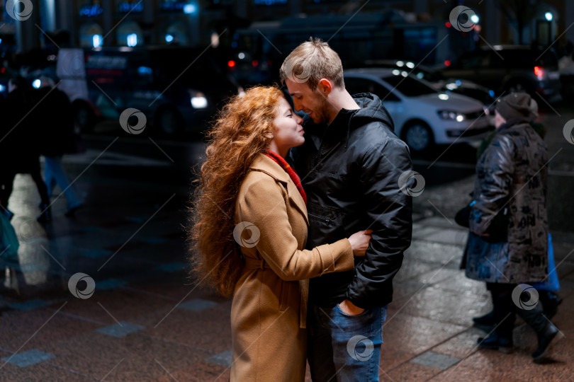 Скачать Мужчина и женщина целуются на улице фотосток Ozero