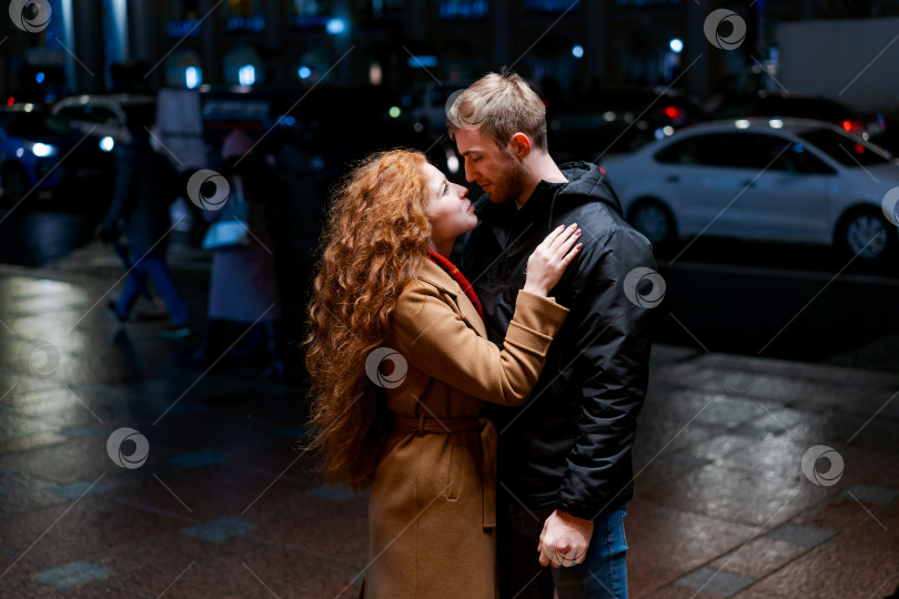 Скачать Мужчина и женщина целуются под дождем фотосток Ozero