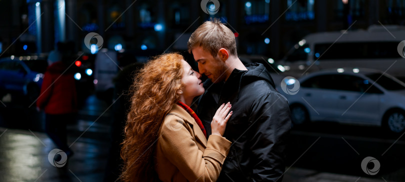 Скачать Мужчина и женщина целуются под дождем фотосток Ozero