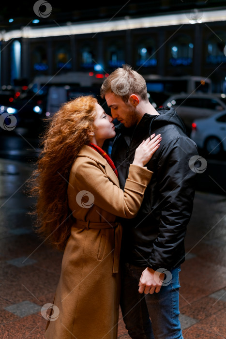 Скачать Мужчина и женщина целуются под дождем фотосток Ozero