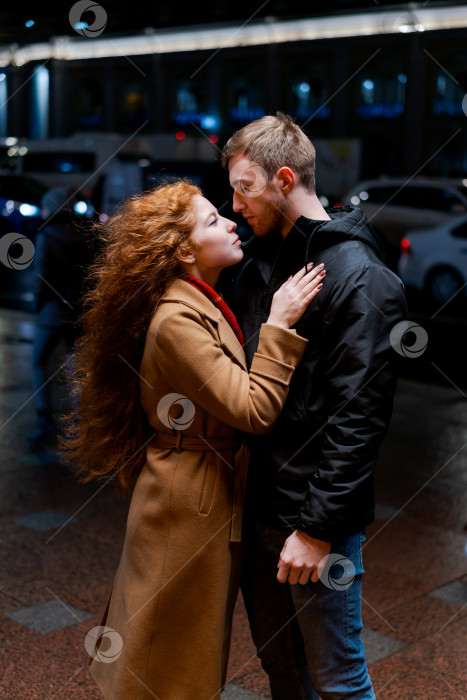 Скачать Мужчина и женщина целуются на улице фотосток Ozero