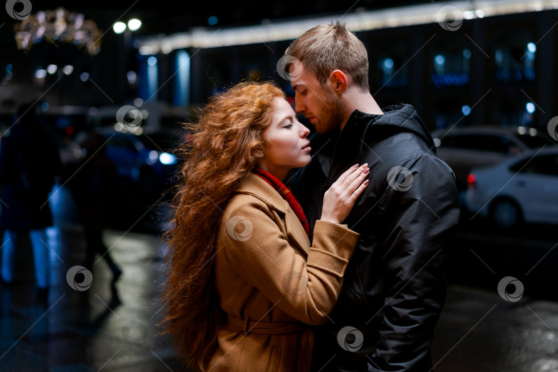 Скачать Мужчина и женщина обнимают друг друга на улице фотосток Ozero