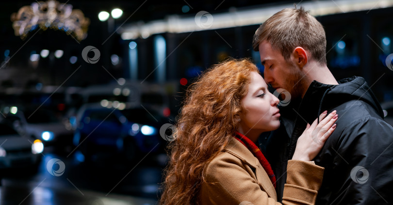 Скачать Мужчина и женщина целуются под дождем фотосток Ozero