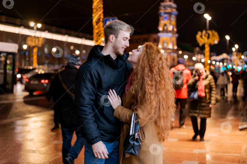 Скачать Мужчина и женщина целуются на улице фотосток Ozero