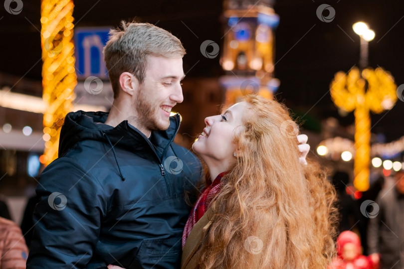 Скачать Мужчина и женщина обнимают друг друга фотосток Ozero