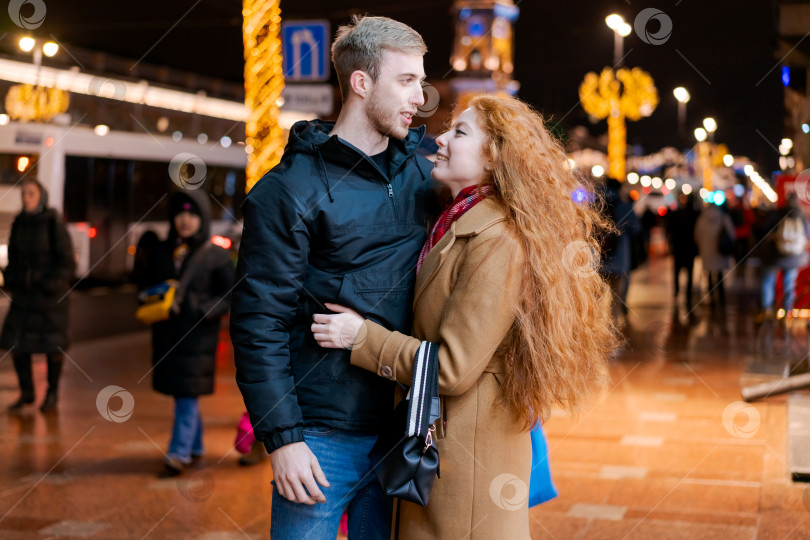 Скачать Мужчина и женщина обнимаются на улице фотосток Ozero