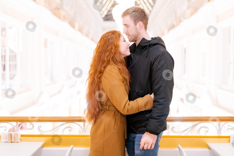 Скачать Мужчина и женщина обнимаются в торговом центре фотосток Ozero