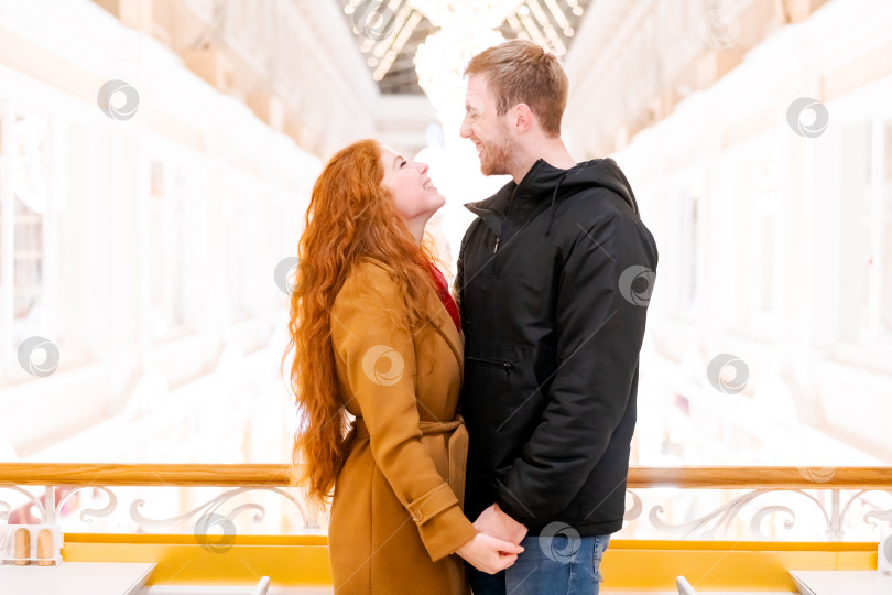 Скачать Мужчина и женщина стоят в торговом центре фотосток Ozero