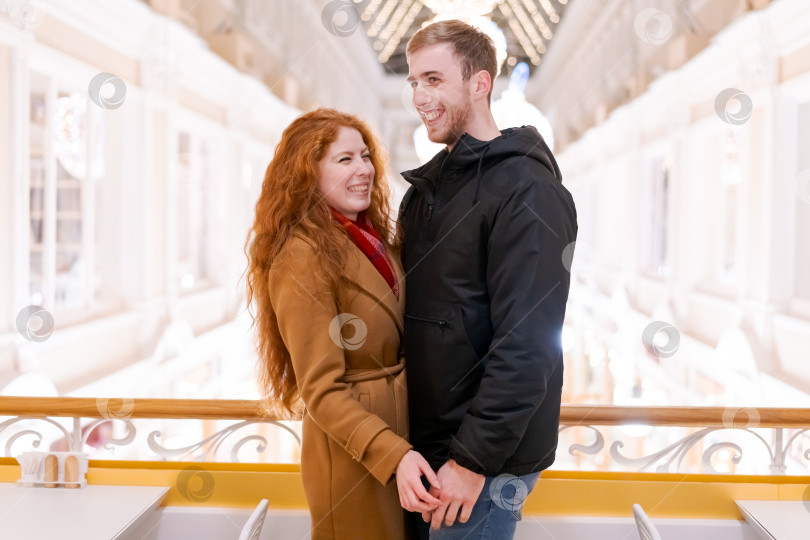 Скачать Мужчина и женщина стоят в торговом центре фотосток Ozero