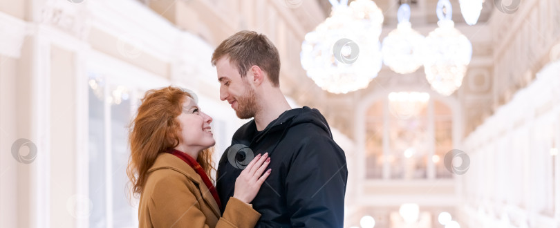 Скачать Мужчина и женщина обнимаются в торговом центре фотосток Ozero