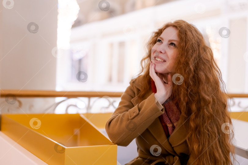 Скачать Женщина с рыжими волосами сидит за столом фотосток Ozero