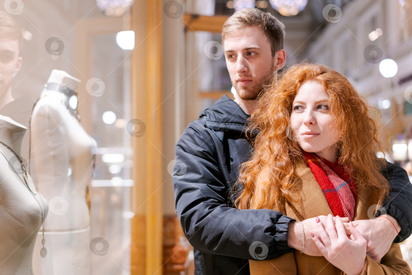 Скачать Мужчина и женщина стоят перед манекеном фотосток Ozero