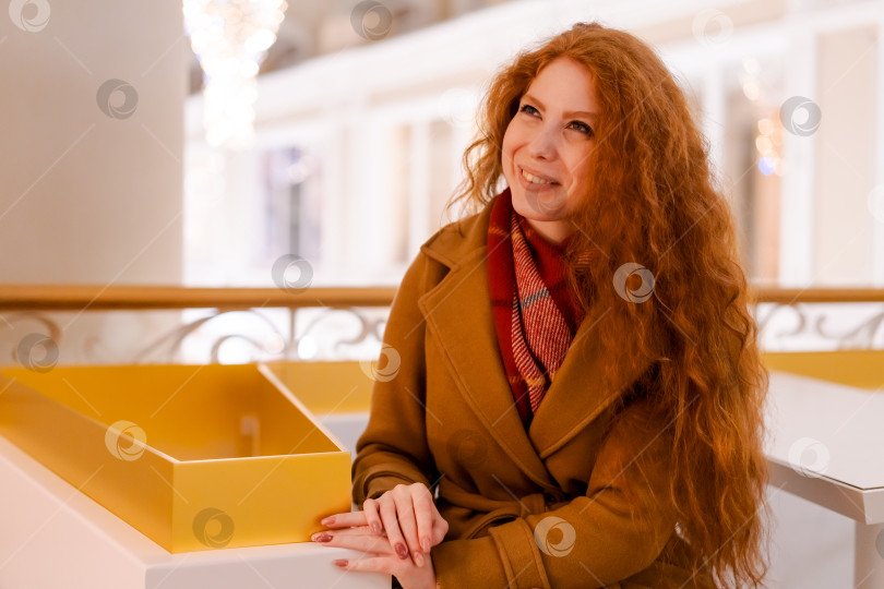 Скачать Женщина с рыжими волосами сидит за столом фотосток Ozero