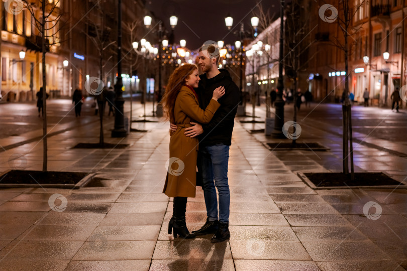 Скачать Мужчина и женщина стоят под дождем фотосток Ozero