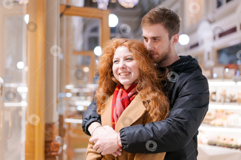 Скачать Мужчина и женщина обнимаются в магазине фотосток Ozero