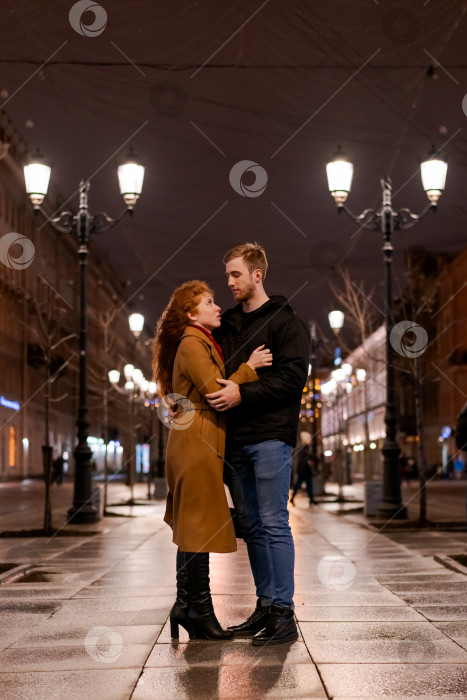 Скачать Мужчина и женщина стоят на мокром тротуаре фотосток Ozero