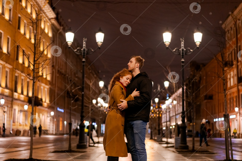 Скачать Мужчина и женщина обнимают друг друга на улице фотосток Ozero