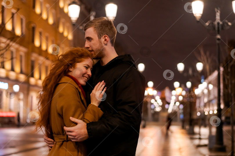 Скачать Мужчина и женщина обнимают друг друга на улице фотосток Ozero