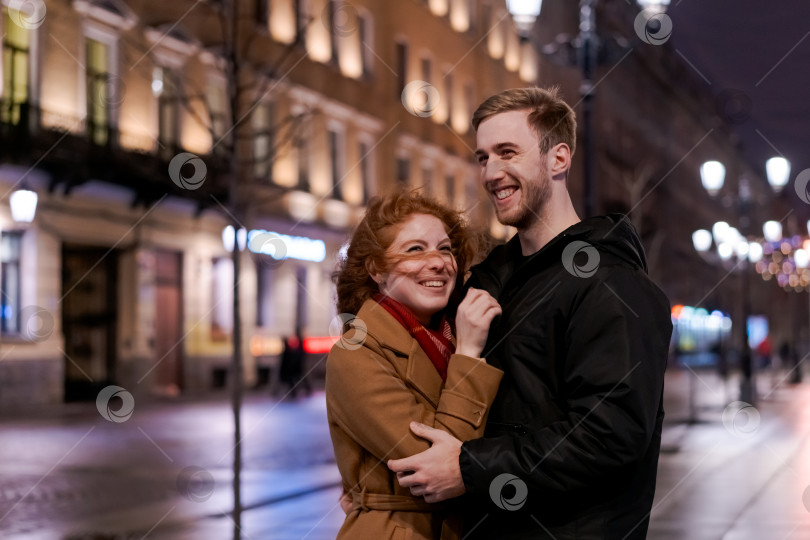 Скачать Мужчина и женщина стоят на улице и улыбаются в камеру фотосток Ozero