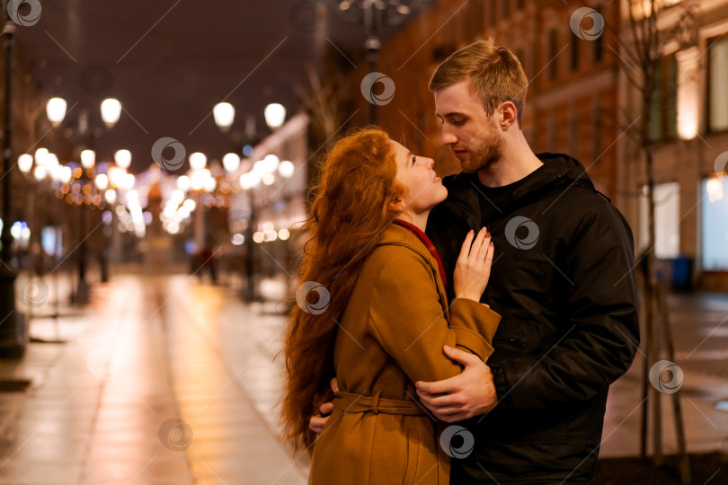 Скачать Мужчина и женщина обнимают друг друга на улице фотосток Ozero