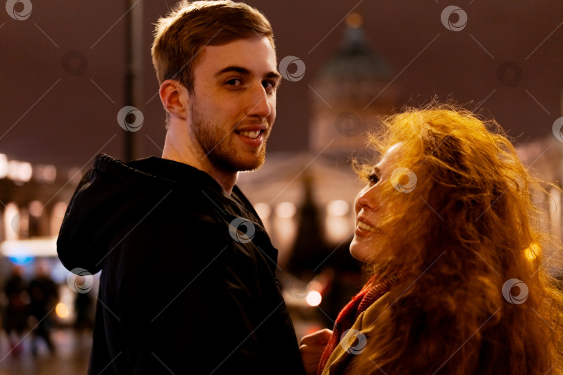 Скачать Мужчина и женщина стоят рядом друг с другом фотосток Ozero