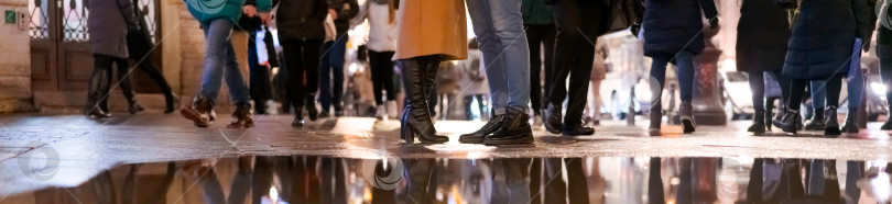 Скачать Группа людей идет по улице фотосток Ozero