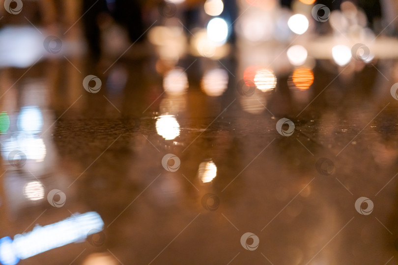 Скачать Размытое изображение мокрой улицы с отражениями огней фотосток Ozero