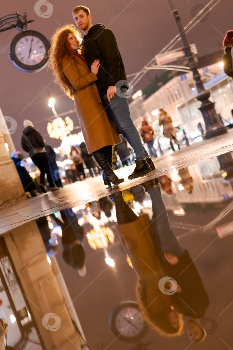 Скачать Мужчина и женщина стоят на мокром тротуаре фотосток Ozero